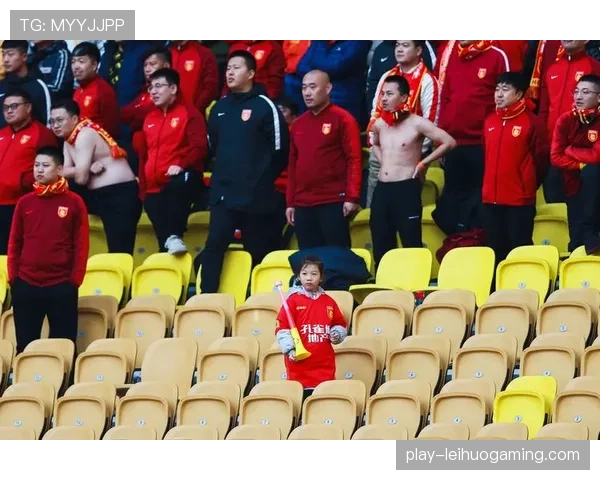 中超俱乐部“开放日”,小球迷受邀参观深圳队战术分析室