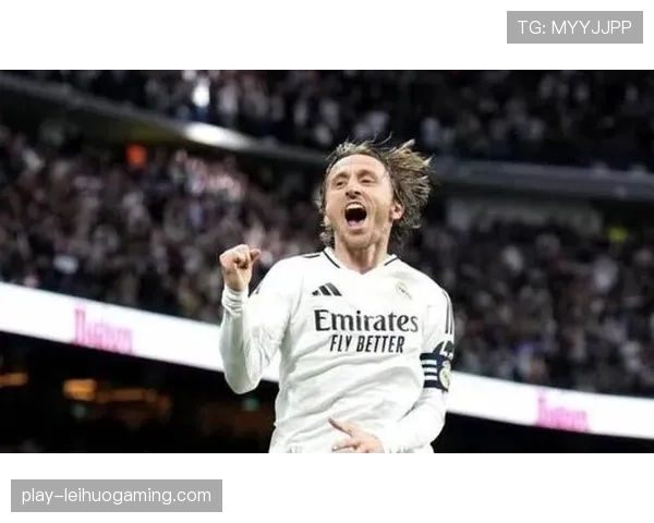 特写镜头:皇家马德里老将莫德里奇替补登场,接受伯纳乌全场起立致敬